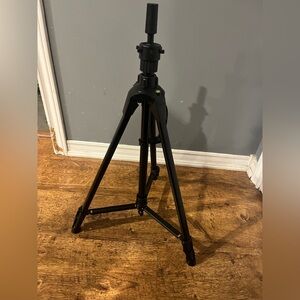 Adjustable wig styling stand